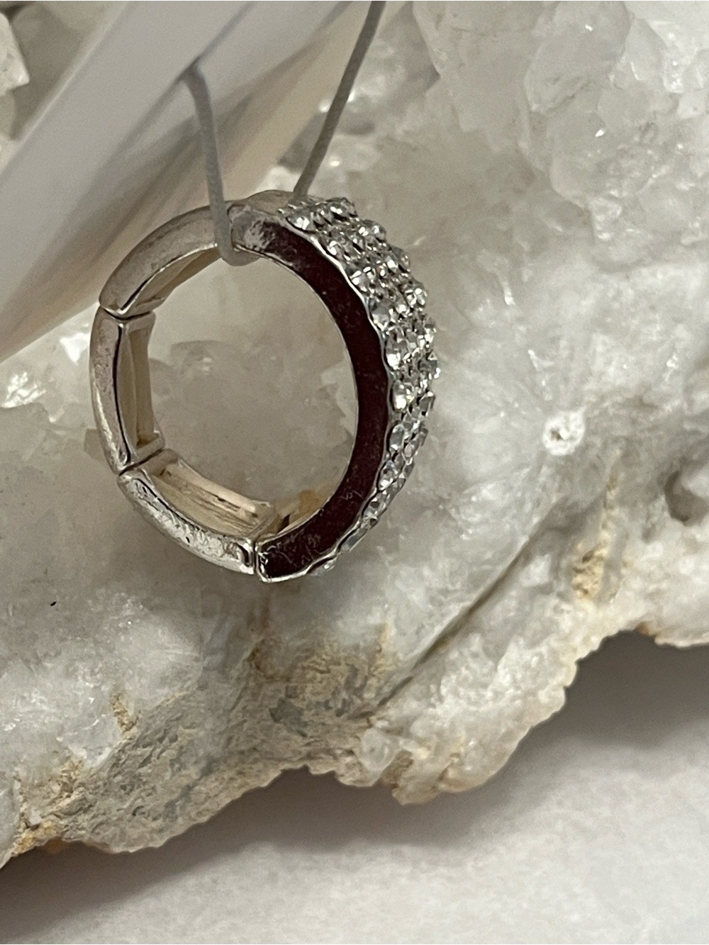 😍SHOW SPECIAL R9 Joe Fresh Silvertone Stretch Crystal Ring - Picture 3 of 6